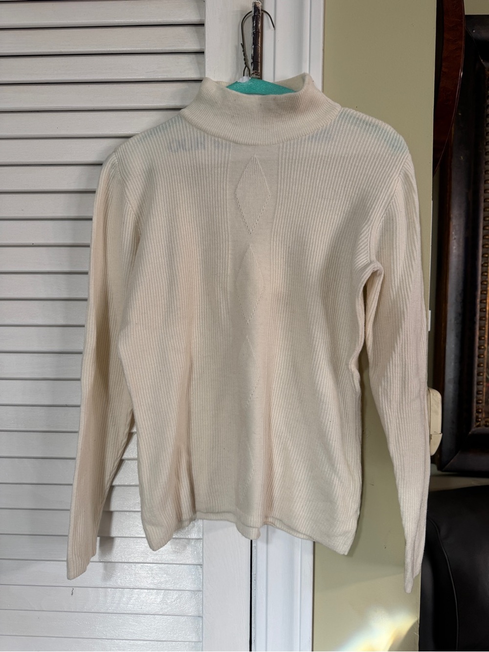 100% Wool Liz Caliborne Turtleneck Sweater